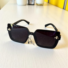 Load image into Gallery viewer, Queen Bee
